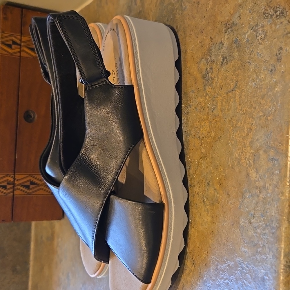 EUC Clarks Black Leather Sandals Size 8 1/2 - Picture 3 of 9